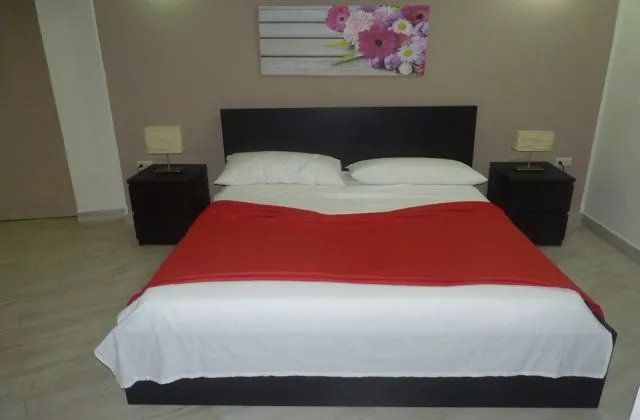 Hotel El Quemaito room large bed